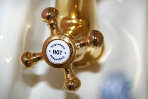 how long do landlords have to fix hot water